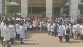 টাঙ্গাইলে ৫ দাবিতে মেডিকেল শিক্ষার্থীদের শাটডাউন