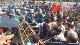পুলিশের সঙ্গে ধর্ষণবিরোধী বিক্ষোভকারীদের সংঘর্ষ