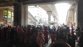 শেওড়াপাড়ায় গার্মেন্টস শ্রমিকদের সড়ক অবরোধ