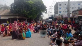 বকেয়া বেতনের দাবিতে রাস্তায় বসে পড়লেন শ্রমিকরা, তীব্র যানজট