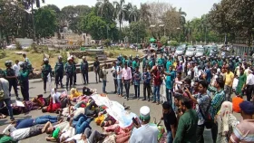 কাফনের কাপড় মুড়িয়ে রাস্তায় শুয়ে পড়লেন শিক্ষকরা