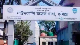 দাউদকান্দিতে ব্যবসায়ীর অফিস থেকে অস্ত্র-গুলি উদ্ধার