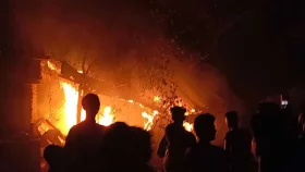 মাগুরায় শিশু ধর্ষণে অভিযুক্তের বাড়িতে বিক্ষুব্ধ জনতার আগুন