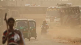 দূষণের শীর্ষে দিল্লি, উন্নতি নেই ঢাকার বাতাসে