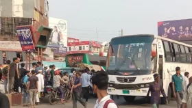 বরিশালে বাস শ্রমিকদের অবরোধ, যাত্রী ভোগান্তি চরমে