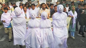 ধর্ষকদের বিচার ও স্বরাষ্ট্র উপদেষ্টার পদত্যাগের দাবিতে ঢাবিতে কাফন মিছিল