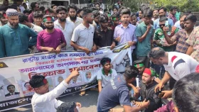 ‘আওয়ামী দোসরদের’ অপসারণ দাবিতে খামারবাড়িতে সড়ক অবরোধ
