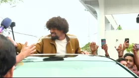 ছাদখোলা গাড়িতে ভক্তদের ভালোবাসায় সিক্ত হামজা