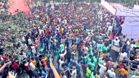 বাড়ি পৌঁছালেন হামজা, লোকে লোকারণ্য স্নানঘাট