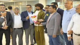 সিলেট বিমানবন্দরে হামজা চৌধুরী, স্বাগত জানাল বাফুফে
