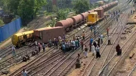 কমলাপুর স্টেশনে কন্টেইনার ট্রেন লাইনচ্যুত