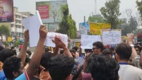 খুলনায় ৬ দাবিতে সড়কে পলিটেকনিক শিক্ষার্থীদের অবস্থান