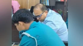 স্বরাষ্ট্র মন্ত্রণালয়ের সাবেক কর্মকর্তাকে ধরে পুলিশে দিল শিক্ষার্থীরা