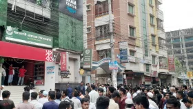 কুমিল্লায় অগ্রণী ব্যাংক ভবনে আগুন, হুড়োহুড়িতে ৫ শিক্ষার্থী আহত