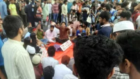 আওয়ামী লীগের বিচার দাবিতে শাহবাগ অবরোধ