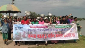 বিশুদ্ধ পানির দাবিতে সাতক্ষীরায় নদীতে খালি কলস ভাসিয়ে দিয়ে প্রতিবাদ