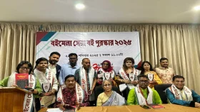 ১২ লেখক ও এক সাংবাদিক পেলেন বইমেলা সেরা পুরস্কার