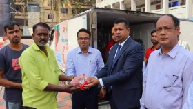 মানবিক ডিসির নির্দেশে নারায়ণগঞ্জে কম দামে ডিম-দুধ-মাংস বিক্রি