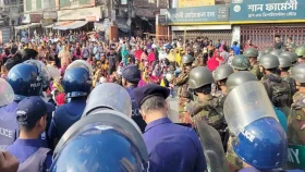 বেতন ও ঈদ বোনাসের দাবিতে গাজীপুরে শ্রমিকদের বিক্ষোভ