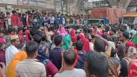 বকেয়া বেতনের দাবিতে চট্টগ্রাম নগরীর ইপিজেড মোড় অবরোধ