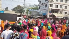 সাভারে মহাসড়ক অবরোধ করেছে পোশাক শ্রমিকরা