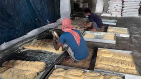 হিলিতে নোংরা ও অস্বাস্থ্যকর পরিবেশে সেমাই তৈরির ধুম