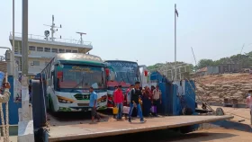 দৌলতদিয়া ঘাটে ঈদে ঘরমুখো মানুষের চাপ বাড়লেও ভোগান্তি নেই