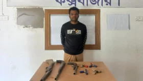 টেকনাফে অস্ত্রসহ মানবপাচার চক্রের প্রধান গ্রেপ্তার