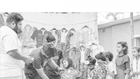 এক টাকায় ঈদের নতুন জামা পেয়ে শিশুরা খুশি