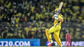 ৪৩ বছর বয়সে ১৬ বলে ৩০; নতুন রেকর্ডে ধোনি