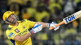 ধোনিকে ৯ নম্বরে ব্যাটিং করানোয় সমালোচনার ঝড়