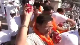 ভারতে ঈদের নামাজ আদায়কারীদের ওপর ফুল ছিটালেন হিন্দুরা