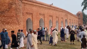 বাগেরহাটের ষাটগম্বুজ মসজিদে ঈদ জামাতে মুসল্লিদের ঢল