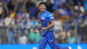 কলা খেয়ে মাঠে নেমে আইপিএল অভিষেকেই অশ্বিনীর রেকর্ড