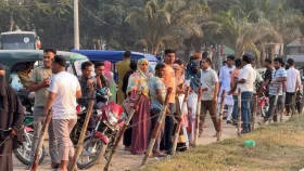 ভারতে থাকা স্বজনদের সঙ্গে দেখা করতে শূন্যরেখায় দর্শনার্থীদের ভিড়
