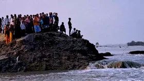 সাতক্ষীরা উপকূলে বাঁধ ভেঙ্গে হাজারো মানুষের স্বপ্ন বিলিন