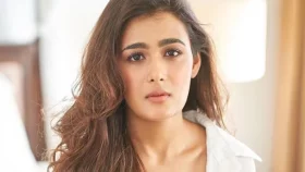 পোশাক পরিবর্তনের সময় রুমে ঢুকে পড়েন পরিচালক, যা করলেন অভিনেত্রী