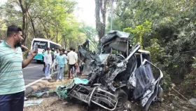 লোহাগাড়ায় বাস-মাইক্রোবাস সংঘর্ষে ৭ জন নিহত
