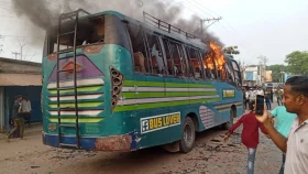 যশোরে দুর্ঘটনায় বাবা-মেয়ে নিহত, বাসে বিক্ষুব্ধ জনতার আগুন