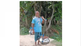 মাছের পোনা ফেরি করে ৪০ বছর ধরে জীবিকা