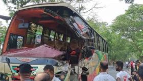 গোপালগঞ্জে বাস-ট্রাকের মুখোমুখি সংঘর্ষে আহত ১৫