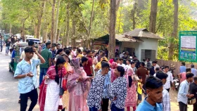 পর্যটকদের পদচারণায় ঠাঁই নেই চায়ের দেশে