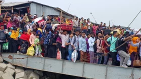ভোলার ইলিশা ঘাটে কর্মস্থলে ফেরা যাত্রীদের উপচে পড়া ভিড়