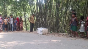 মানিকগঞ্জে রাস্তার পাশে পড়েছিল কার্টনবন্দি নারীর লাশ