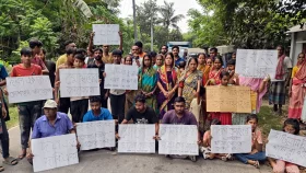 কোটালীপাড়ায় ইউপি সদস্যের পদত্যাগের দাবিতে সড়ক অবরোধ