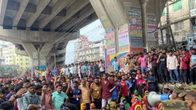 ছাঁটাইয়ের প্রতিবাদে শ্রমিকদের সড়ক অবরোধ