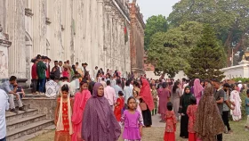 বালিয়াটি জমিদার বাড়ি দেখতে উপচে পড়া ভিড়
