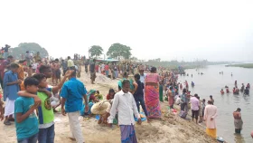 ব্রহ্মপুত্র নদে অষ্টমী স্নানে পুণ্যার্থীদের ঢল, হয়েছে সংঘর্ষ, মৃত্যু