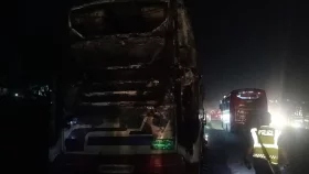 আশুলিয়ায় চলন্ত বাসে আগুন