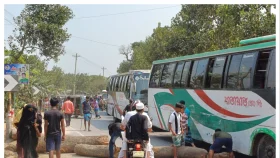 বাসের ধাক্কায় স্কুলছাত্রী নিহত, মহাসড়ক অবরোধ&nbsp;
